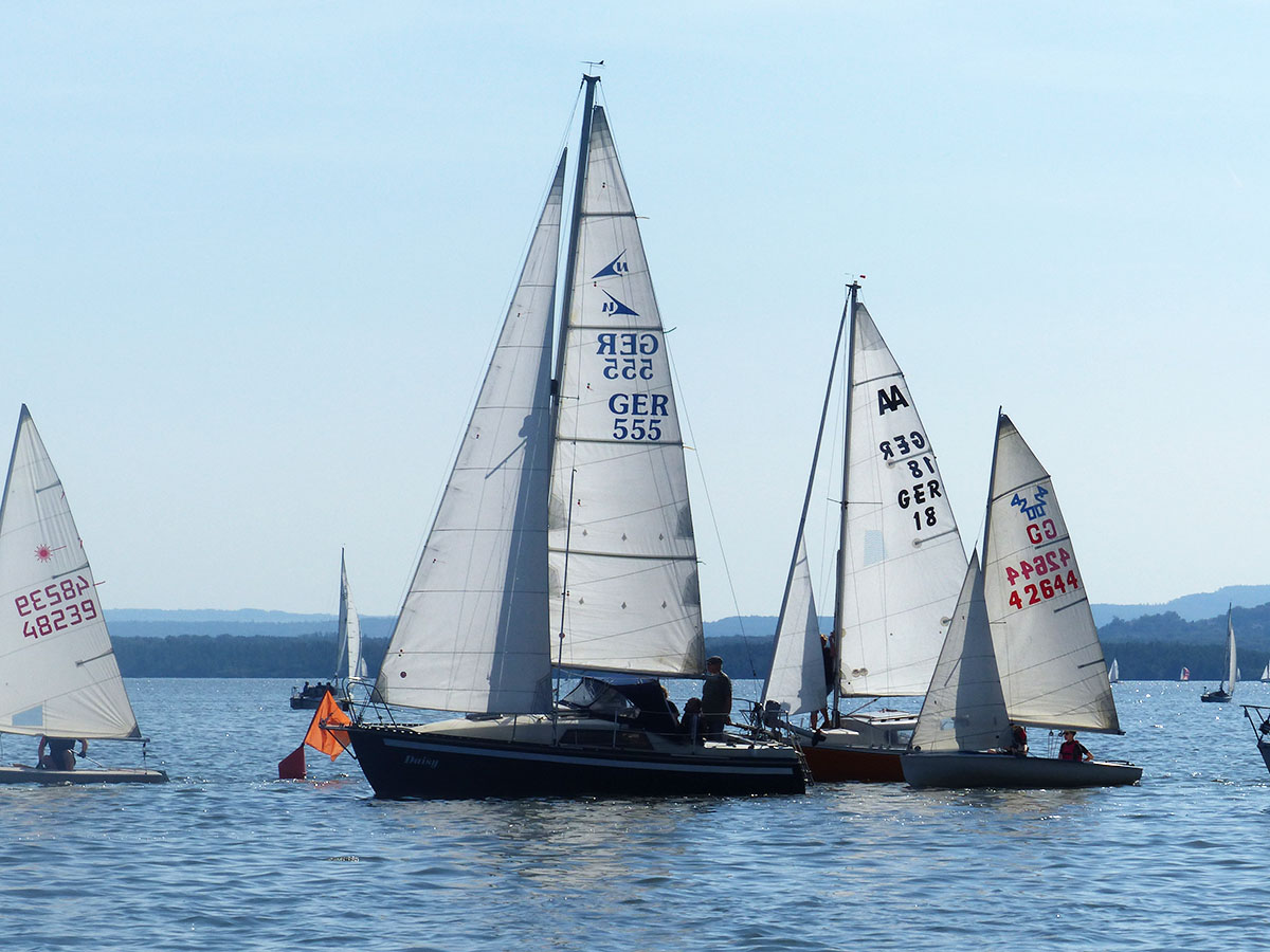 Verschiedene Bootsklassen segeln über die Startlinie