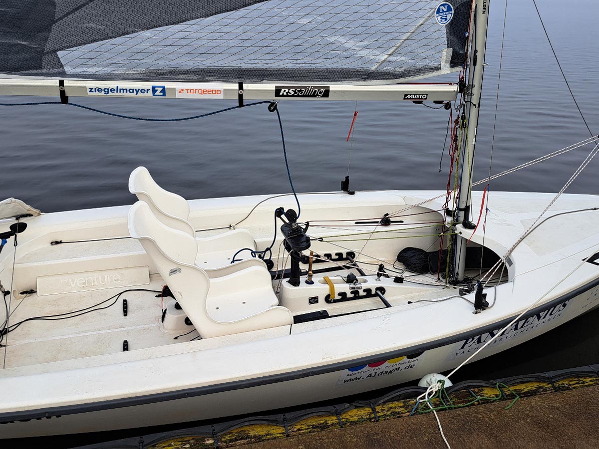 Man sieht ein Boot der Botsklasse RS-Venture mit den Schalensitzen, die parallel nebeneinander im Boot angebracht sind.