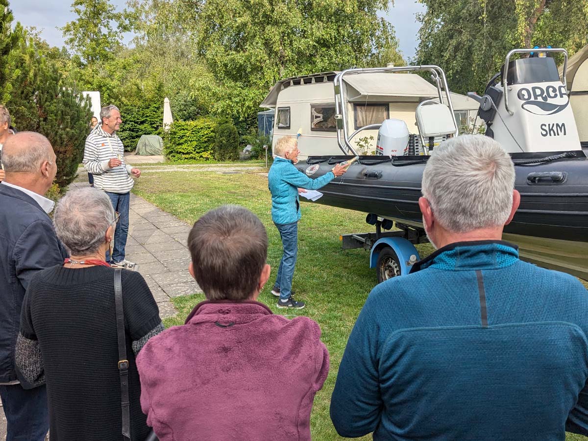 Renate tauft das Motorboot auf den Namen Orca.