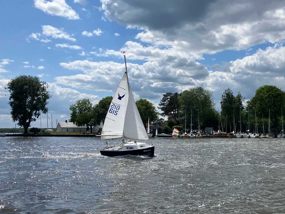 Schiff vor dem Wilhelmstein