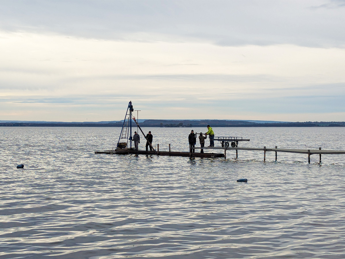 Vereinsmitglieder beim Abbau der Stege am Klubgelände